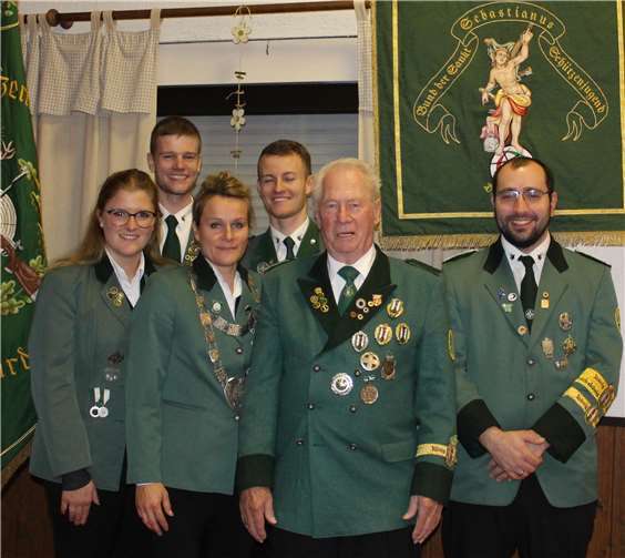 V.l.n.r.: Geschäftsführerin Lena Graziola, Rico Ewenz, Verena Graziola, Luca Ewenz, Peter Plag und 1.Brudermeister Michael Stüber. Foto: privat