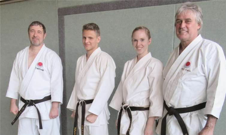 V.l.n.r.: Ggünther Czec (Trainer), Dennis Klassen (EM Teilnehmer), Melissa Rathmann (EM Teilnehmerin) und Dieter Herminghau. Privat