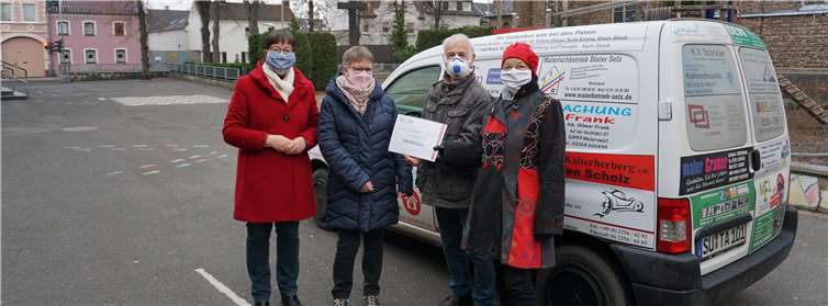 V.l.n.r.: Gisela Hein, Hella Liebermann, Jürgen Hein und Maria Gleißner bei der Spendenübergabe. Foto: privat