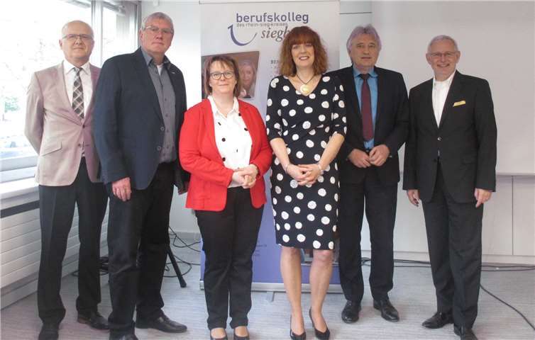 V.l.n.r. Hans Clasen, Landrat Sebastian Schuster, Agathe Sering-Muth (Koordinatorin des Berufskollegs Siegburg für den Ausbildungsinformationstag), Daniela Steffens, Hartmut Müller und Jürgen Hindenberg. Rhein-Sieg-Kreis