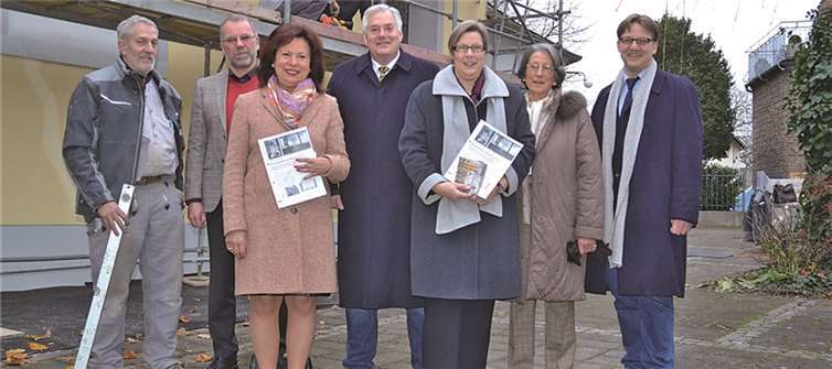 V.l.n.r.: Hans Reuter, Lothar Kirschbauer, Ilka von Boeselager, Ernst Edelmann, Petra Kalkbrenner, Ingrid von Hagen, Axel Dominik, besichtigten die noch andauernden Renovierungsarbeiten.