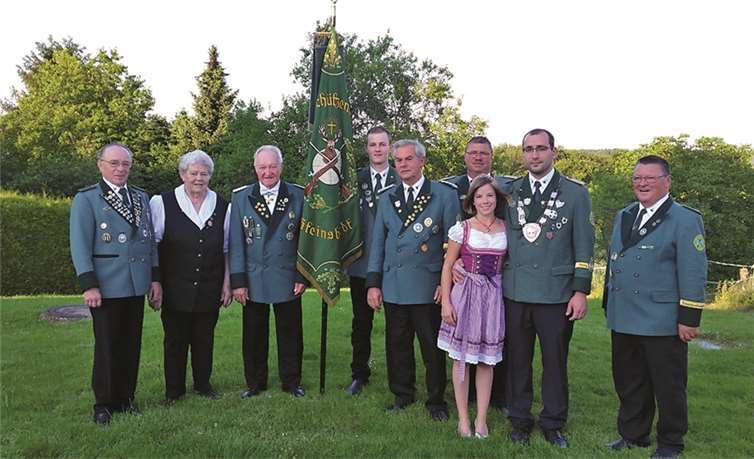 V.l.n.r.: Hans Willi Büsch, Elisabeth Heßler, Hermann Josef Wittemann, Luca Ewenz, Herbert Krumscheid, Uwe Graziola, Königin Sarina Geppert, König Michael Stüber und Hans Willi Börder. Privat