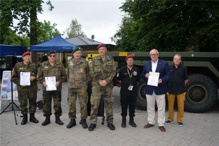 V.l.n.r.: Heinz Wiebe, Wolfgang Erdmann, Klaus Grollius, Alexander Koch (Hauptfeldwebel, Vorsitzender der RK), Michael Wilke(Veteranenabzeichen) Peter Enders, Klaus Weihrauch.Fotos: Streibel-Niebergall-Rabsch