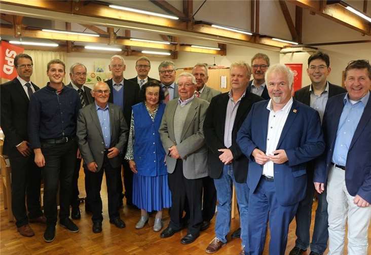 V.l.n.r.: Henning Wirges, Martin Diedenhofen, Werner Purkl, Gottfried Brubach, Rudolf Scharping, Rainer Kaul, Ruth Bayer, Michael Mahlert, Reinhold Zils, Karl-Heinz Pieper, Michael Zils, Jürgen Müller, Ferhat Cato, Michael Mang und Dieter Matheis.privat