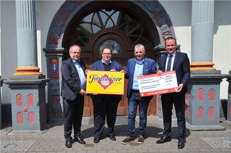 V.l.n.r.: Hermann-Josef Hoppe, Geschäftsführer des Privatbrunnens Tönissteiner Sprudel, Museumsleiter Dr. Kai Seebert, Bürgermeister Claus Peitz und Christoph Weitzel, Vorstandsmitglied der Kreissparkasse Mayen. Foto: Stadt Andernach/ Maurer