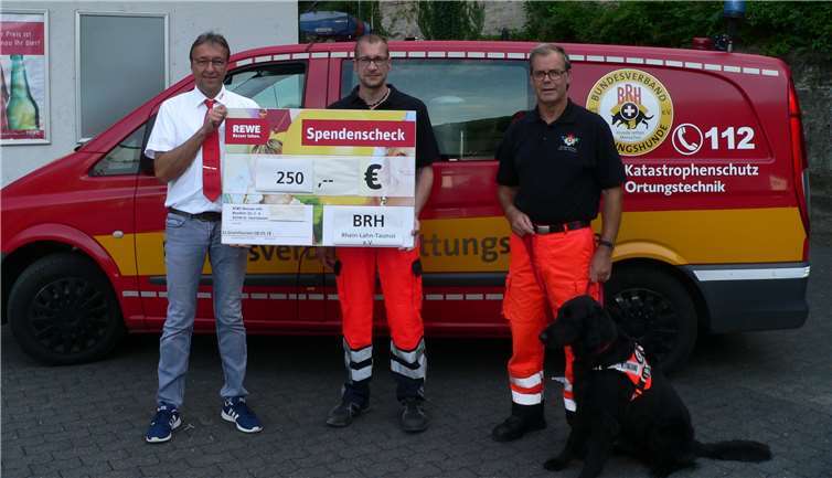 V.l.n.r. : Herr Deussen, Herr Späth und Herr Becker mit Rettungshund Luke. privat