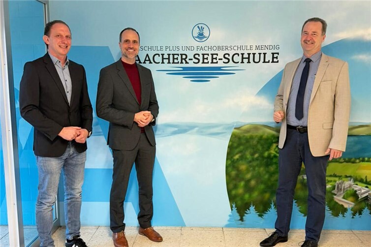 V.l.n.r.: Herr Müller, Clemens Hoch, MdL und Schulleiter Waters.