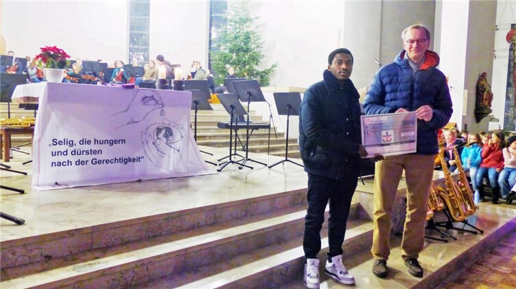 V.l.n.r. Herr Protogene Niyigena, Schulleiter Rudolf Loch.Foto: Michaela Rothenberg-Kieffer