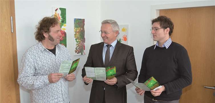 V.l.n.r.: Horst-Peter Robiller, Jugendschutzbeauftragter der Stadt Neuwied, Achim Hallerbach, 1. Kreisbeigeordneter und Jugendamtsdezernent, und Christian Skupin, Kreisjugendpfleger, stellen den Flyer vor. privat