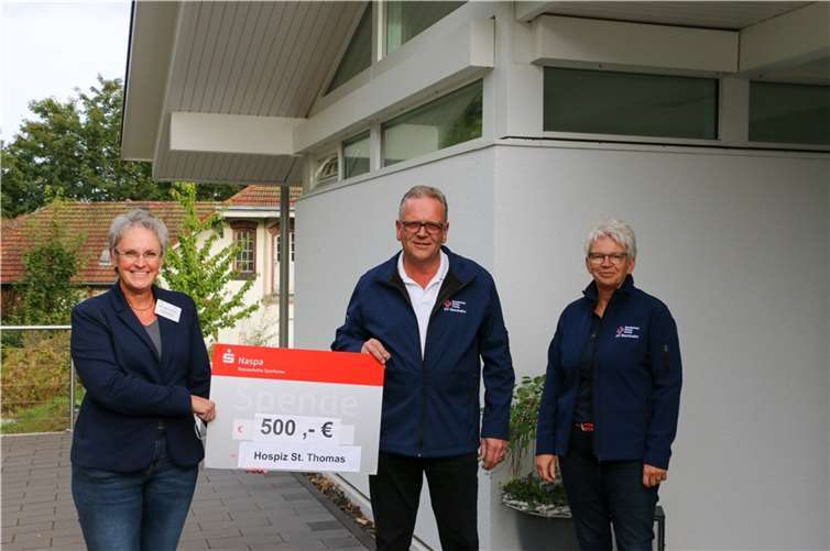 V.l.n.r. Hospizleiterin Eva Maria Hebgen bei der Spendenübergabe mit Thomas Erner (1. Vorsitzender) und Ute Schreiner (Sozialdienstleiterin). Foto: Dernbacher Gruppe Katharina Kasper
