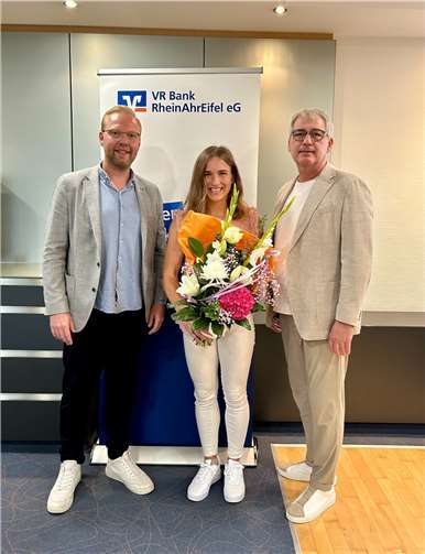 V.l.n.r.: Jan-Erik Burkard, Marketingleiter der VR Bank RheinAhrEifel eG, Lucia Sturm und Sascha Monschauer, Vorstandsvorsitzender der VR Bank RheinAhrEifel eG.  Foto: