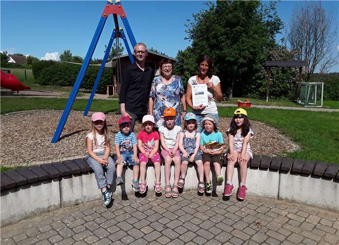 V.l.n.r. Jan Lorch (Blick aktuell), Elisabeth Nikolai-Messow (Herz & Mode) und Kerstin Pinnen (KIGA-Leitung) freuen sich über die Spende. privat