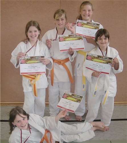 V.l.n.r: Jana Sesterhenn, Hanna Görgen, Leonie Dehren, Annalena Stürz und Maren Vogt (liegend) freuen sich.privat