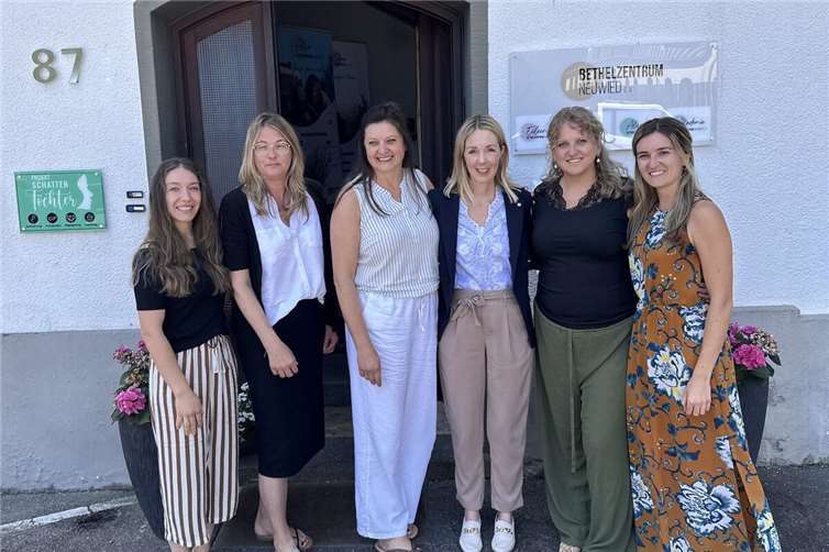 V.l.n.r: Jasmin Metzger, Sylvia Wetjen, Lilly Rempel, Ellen Demuth MdB, Erika Hübner, Bettina Kneisler.Foto: Beate Kerres