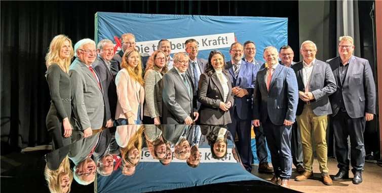 V.l.n.r.: Jenny Berger, Helmut Klapheck, Jörg Meurer, Verena Schütz, Martin Monzen, Andrea Monzen, Andreas Buss, Günter Rohde, Martin Hahn, Gitta Connemann MdB, Jan Petry, Markus Blank, Jan Einig, Stefan Herschbach, Achim Hallerbach, Ralf Seekatz, MdEP  Foto: CDU-Stadtverband Neuwied