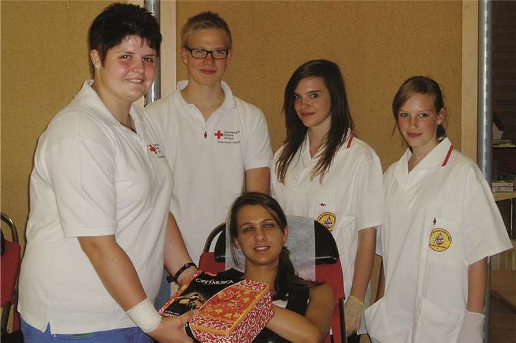V.l.n.r.: Jessica Martsch, Marvin Schmitz, Marianne Schmidt (100. Tagespende), Jaime-Lee Lehmann und Michelle Gräf. Privat