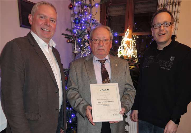 (V.l.n.r.) Jörg Straus Vorsitzender des Chores, Herbert Arenz Jubilar und Jens Konieczny Vorsitzender des Kreischorverbandes.privat