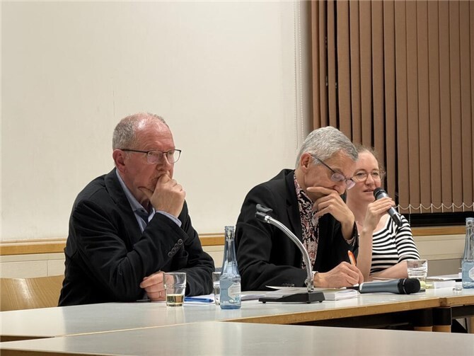 V.l.n.r.: Josef Freise, EIRENE-Geschäftsführer Ali Al-Nasani und Caroline Wiegand (Vorstand von pro peace).  Foto: Wolfgang Rahn