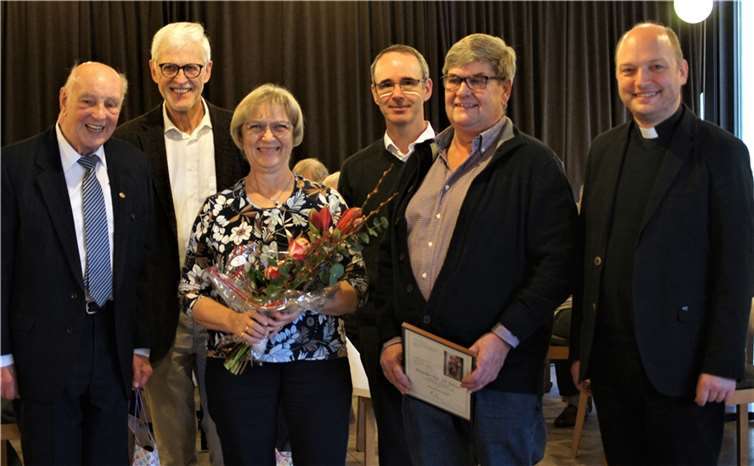 V.l.n.r.: Josef Kubach, Hans Simon Vorstandsteam, Gertrud Schleiden, Chorleiter Martin Monter, Peter Kuhsel und Pfarrer Ottersbach. Foto: Kirchenchor