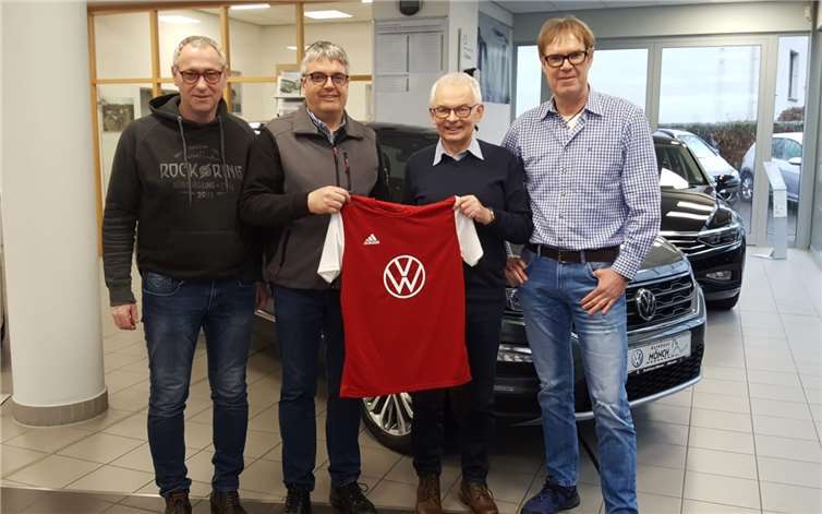 V.l.n.r. Jürgen Fleischer, Harald Mönch, Udo Seifen und Bernd Backes zeigen das neue Trikot. Foto: privat