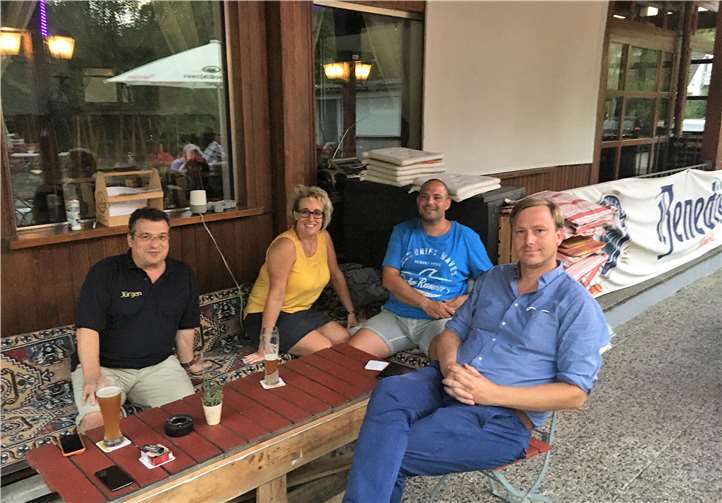 V.l.n.r. Jürgen Willen, Nicole Deckers-Mülfarth und Jan Kindel im Gespräch mit Stefan Pohl. Foto: privat