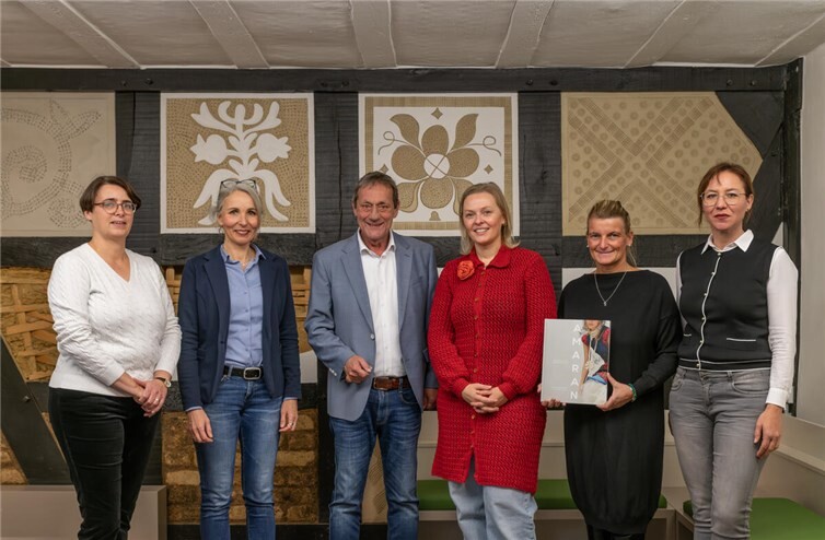V.l.n.r.: Julia Bieler (Gleichstellungsbeauftrage Kreis Altenkirchen), Bianca Westphal (in Vertretung für Beate Ullwer Gleichstellungsbeauftrage Westerwaldkreis), Landrat Achim Schwickert (Westerwaldkreis), Sinah Schlemmer (Autorin), Sandra Köster (Wir Westerwälder), Daniela Kiefer (Gleichstellungsbeauftrage Kreis Neuwied).  Foto: Andreas Linder