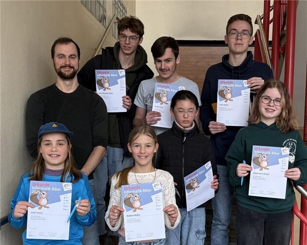 V.l.n.r.: Julian Alexander Köhler, Florian Fuchs, Tobias Busch (alle hinterer Reihe) sowie Jonte Tavano, Madleen Wolber, Lixin Hou, Justine Amira Denhof (vordere Reihe), dazwischen Informatiklehrer Christoph Rauwolf.  Foto: Martina Post