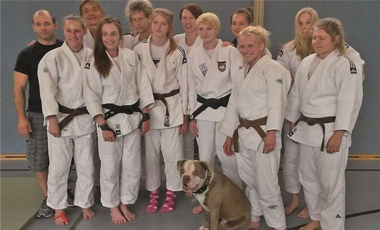 V.l.n.r.: Kamen Kasabov, Anja Borchers, Gabi Neihs, Eva Schild, Lilo Winzer, Annika Weber, Maike Riehl, Hannah und Miriam Schneider, Mona Heeb und Lena Krautscheid steht noch ein letzter Kampftag bevor.privat