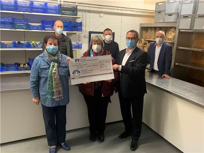 V.l.n.r.: Karin Steffens – Leiterin Cochemer Tafel, Hubertus Niemann – Caritasdirektor, Andrea Kien – Koordinatorin Wittlicher Tafel, Karl Dumont – Geschäftsstellenleiter Cochemer Tafel, Peter van Moerbeeck und Gerhard Knauf, Vorstandsmitglieder VVR Bank eG Wittlich.  Foto: