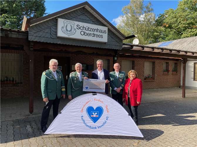 V.l.n.r.: Kassierer Norbert Tuschen, Brudermeister Manfred von Goscinski, sen., Vorstandssprecher Raiffeisenbank Voreifel eG Burchard Kraus, Stv. Brudermeister Heinz-Hubert Marquardt, Schriftführerin Irene Tuschen. Foto: Raiffeisenbank Voreifel eG