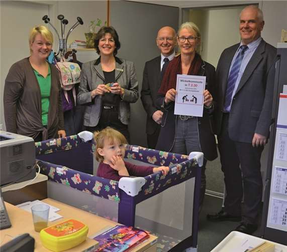 V.l.n.r.: Katharina Dahm (Mitarbeiterin Kreissozialamt und Mutter von Tilda), Kreisdirektorin Annerose Heinze, Harald Pütz (Abteilungsleiter im Straßenverkehrsamt) Brigitta Lindemann, Gleichstellungsbeauftragte, Stephan Liermann, Leiter des Kreissozialamtes und Tilda Dahm (vorne) freuen sich über das mobile „Eltern-Kind-Paket“.privat