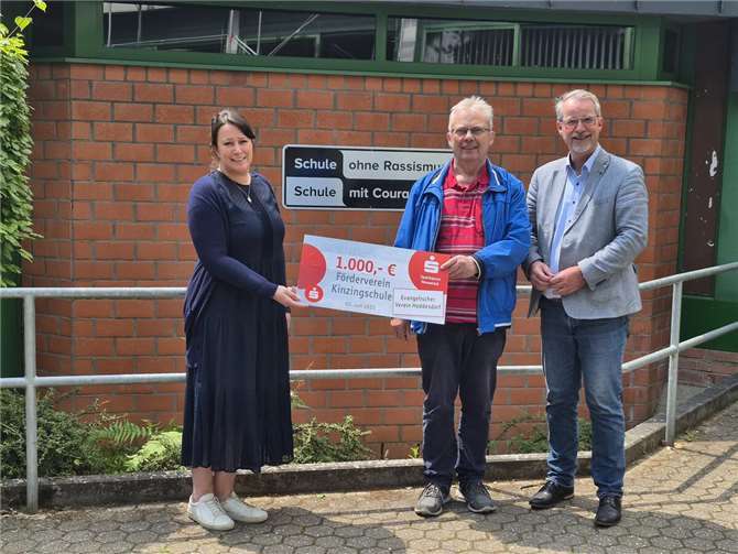 V.l.n.r.: Kathrin Ternes (2. Vorsitzende vom Förderverein der Kinzing-Schule), Kassierer Konrad Graßmann und Vorsitzender Sven Lefkowitz vom Evangelischen Verein Heddesdorf.Foto: Marion Jung