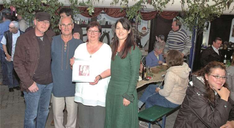 Mittsommernacht verzauberte V.l.n.r.: Künstler Rainer Hess, Bernd und Regina Neltner und Tochter Victoria. UM