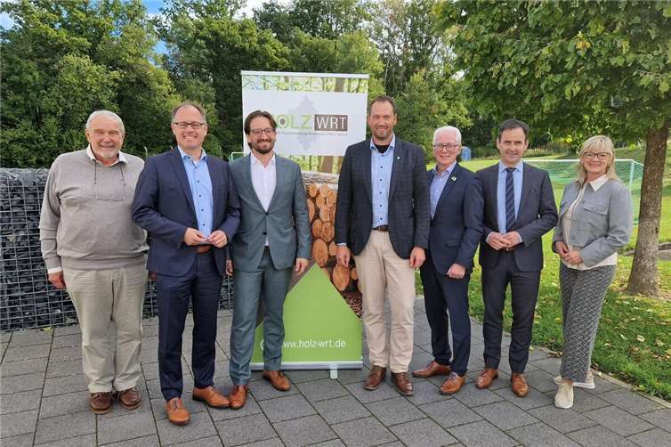 V.l.n.r.: Kurt Schüler (Vorsitzender des Beirates), Jens Güllering (stellvertretender Vorsitzender), Martin Gräf (Geschäftsführer), Manuel Seiler (designierter stellvertretender Vorsitzender), Volker Mendel (stellvertretender Vorsitzender), Marco Weißer (Vorsitzender), Christina Deimling-Klaus (Prokuristin).  Foto: privat