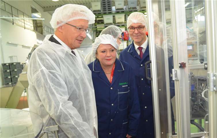 (V.l.n.r.): Landrat Achim Hallerbach, Sabine Steinborn-Dornan (Sensoplast Vertriebsleiterin), Frank Busch (Sensoplast Geschäftsführer).
