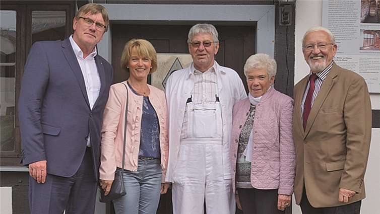 V.l.n.r.: Landrat Sebastian Schuster, Ehefrau Margret Schuster, Alois Schneider, Besitzer der Mittelirser Walzenmühle, Anneliese Neuber und Ehemann Ludwig Neuber, Neubürgerbeauftragter des Rhein-Sieg-Kreises, beim Besuch der Mittelirser Walzenmühle.privat