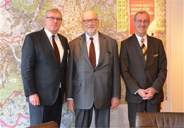 V.l.n.r. Landrat Sebastian Schuster, Frank Riebandt, Ärztlicher Leiter des Rettungsdienstes, Rainer Dahm, Leiter des Amtes für Bevölkerungsschutz.Privat