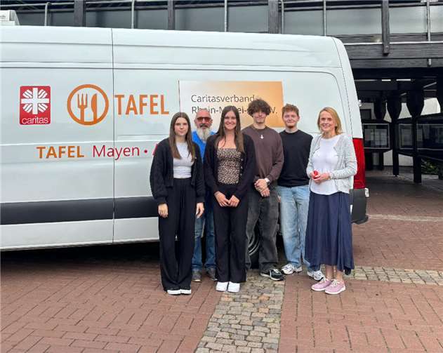 Lebensmittelspende für die Tafel auf dem Maifeld V.l.n.r.: Lara Heiß (SV), Dietmar Barth (Tafel), Madita Frieb-Preis, Julian Stotz, Lennert Geiermann (alle SV) und Christiane Hofmann. (Direktorin des KuBa-Gymnasiums).Foto: Karin Barth