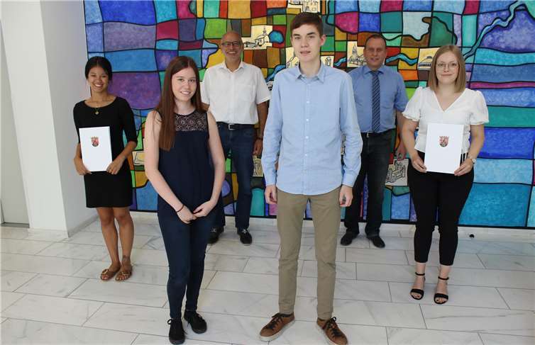 V.l.n.r.: Lea Becker, Nathalie Olepp, Büroleiter Armin Seiwert, Johann Faßbender, Bürgermeister Johannes Bell und Antonia Fleischer. Foto: privat