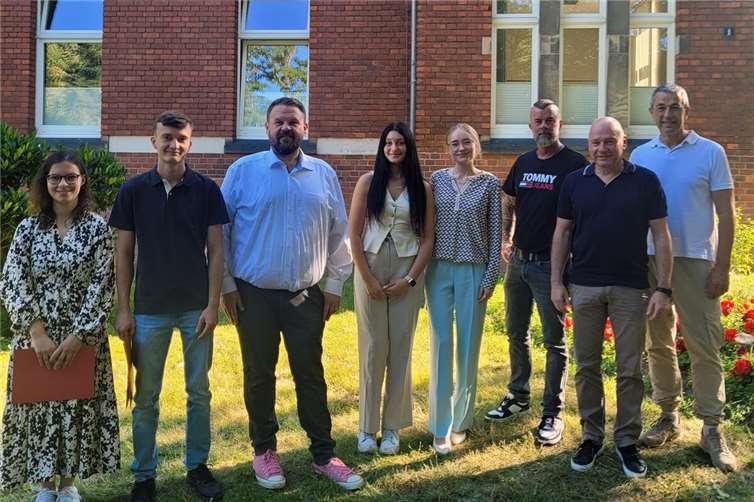 (V.l.n.r.): Lea Buchner, Marcell Siebert, Bürgermeister Mohr, Dilara Yalcinkaya, Michele Grizug, neuer Mitarbeiter IT Dirk Surges, Personalleiter Uli Kalb, Büroleiter Thomas Gutfrucht. Fotos: Stadt Bendorf