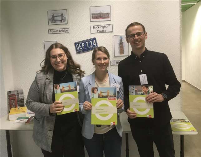 V.l..n.r.: Lehramtsanwärterin Michelle Bartz, daneben die Lehrkräfte Claudia Dennemärker und Luca Pfefferkorn für das Fach Englisch, welches sie an einem Stand vorgestellt haben.