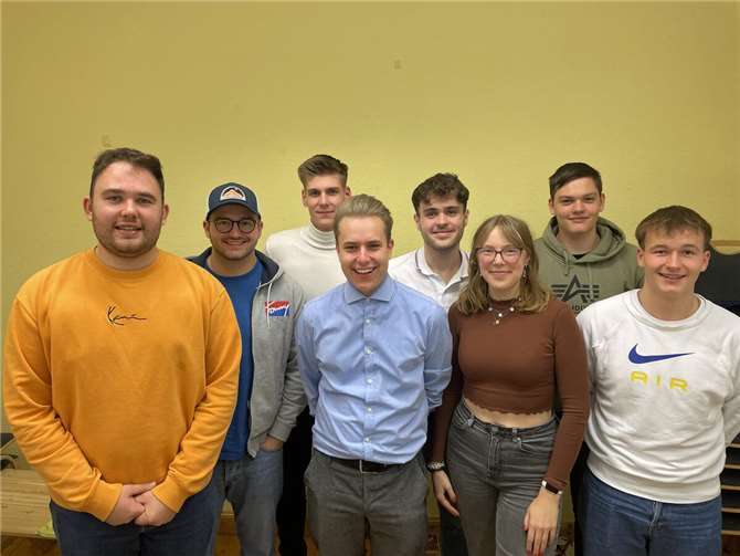 V.l.n.r.: Linus Baumeister (Geschäftsführer), Erik Grathoff (2. Zeugwart), Til Schulze (1. Beisitz), Luca Schipke (1. Vorsitzender), David Weigel (Kassierer), Marie Kröll (Schriftführerin), Eric Schwarz (1. Zeugwart), Mark Grathoff (2. Beisitzer).Foto: Melina Stümper