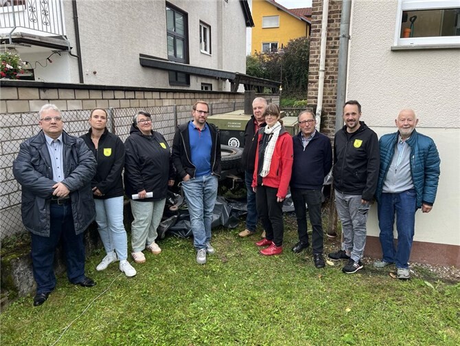 V.l.n.r.: Lothar Braun (Interessengemeinschaft Feldküche Nierendorf), Christine Gehrmann (Möhnenverein), Michelle Schüring (Vorsitzende Möhnenverein), Tim Große-Kreul (Dorfgarde im Möhnenverein), Ingo Silkenbeumer (stellvertretender Ortsvorsteher), Margret Nelles-Lawnik (Ortsvorsteherin), Günter Bach (Interessengemeinschaft), Marcel Werner (Dorfgarde im Möhnenverein) und Karl Heinz Will (Interessengemeinschaft).  Foto: privat