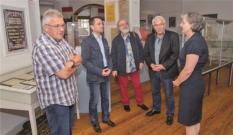 V.l.n.r.: Lothar Kneifl, David Langner, Dr. Manfred Schneider, Hermann-Josef Schmidt und Cornelia Gottschalk beim Rundgang durch die Ausstellung.Klaus Faßbender