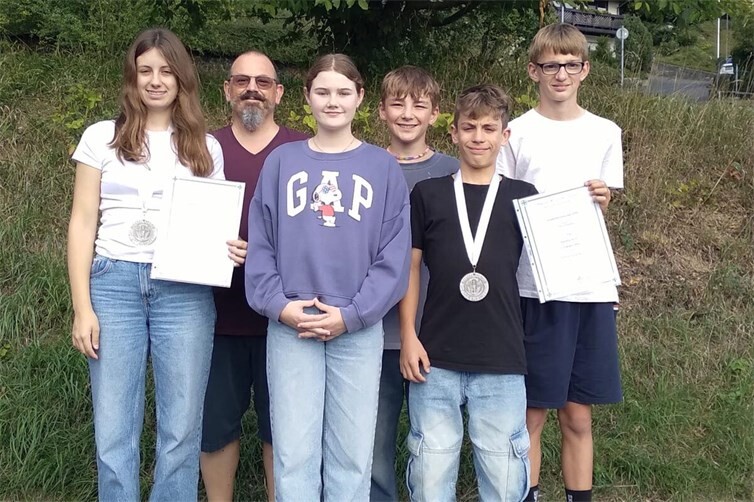 V.l.n.r.: Maike Kröll, Mario Kröll (Jungschützenmeister), Nala Weindorf, Taylor Hoffmann, Matthias Kröll, Felix Weidenbach