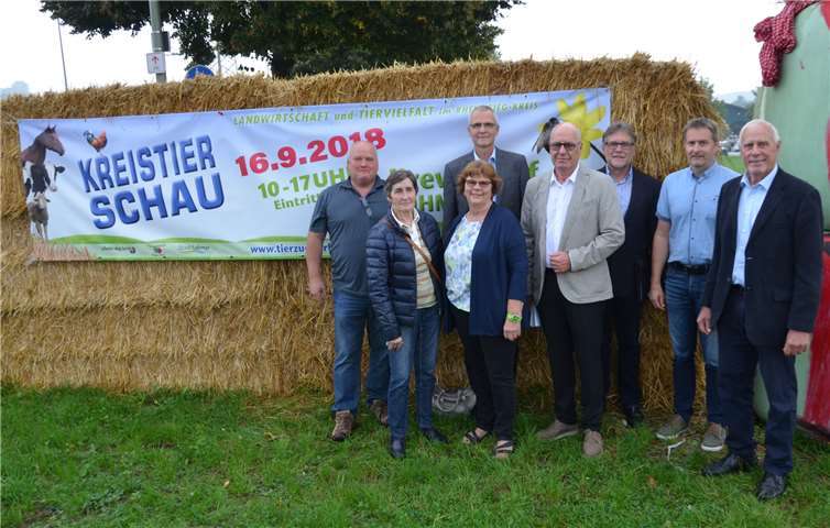 V.l.n.r. Manfred Bonn, Franziska von Kintzel, Birgit Weiler, Dr. Johannes Westarp, Theo Brauweiler, Ulrich Timmer, Björn Schmitz und Johannes Frizen neben der Ankündigung zu der an diesem Wochenende stattfindenden Kreistierschau. Rhein-Sieg-Kreis