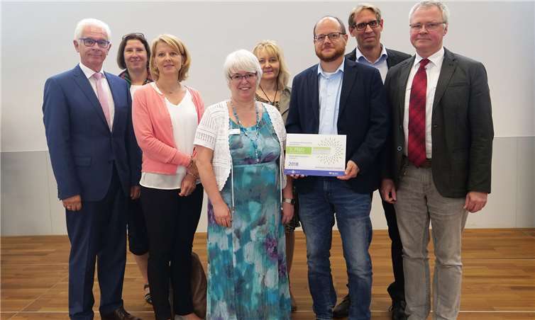 V.l.n.r.: Manfred Breitbach (Geschäftsführer der Unfallkasse RLP), Julia Schmenk, Marion Fettelschoß, Ute Reif (Laudatorin), Ursula Höppe, Johannes Arnold (Schulleiter), Dorian Wüsten und Ralf Hoffmann. Es fehlen Jennifer Friedrich, Carolin Reiber, Christiane Schlich und Schulsozialarbeiterin Sigrid Saxler. Foto: privat