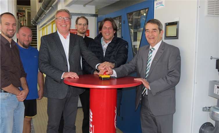 V.l.n.r. Marcel Hammer Firma Aquila, Schwimmmeister Timo Steffen und Geschäftsführer Bernd Schuwerack von der FZZ Cochem-Betriebs-GmbH, Stefan Nieß und Willi Winkler vom Fachplanungsbüro Interplan sowie Bürgermeister Helmut Probst nehmen symbolisch die Schlammwasseraufbereitungsanlage in Betrieb.Privat