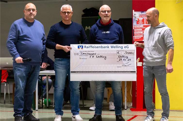 V.l.n.r.: Marcus Welling, 1. Vorsitzender TVW; Rainer Probst; Udo Link, Vorstand Raiba Welling; Jörg Mehlem, 2. Vorsitzender TVW.  Copyright: HetPix Fotodesign