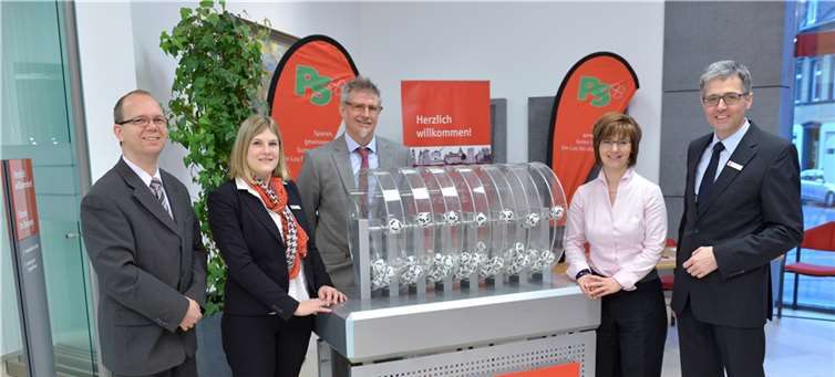 V.l.n.r.: Marek Jost und Miriam Willberger, Marketing und Vertriebsservice der KSK Mayen, Stefan Meixner vom Sparkassenverband, Notarin Gunilla Valentin und Vorstandsvorsitzender der KSK Mayen, Karl-Josef Esch beim Lose ziehen. privat